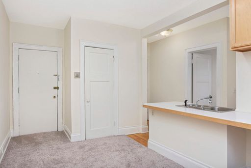 Vintage Top Floor 1 Bedroom with Parking - walk to Lakes, Restaurants and More! – photo 1