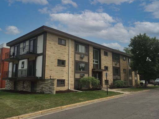 Huge 2 Bedroom - Top Floor - Updated – photo 1