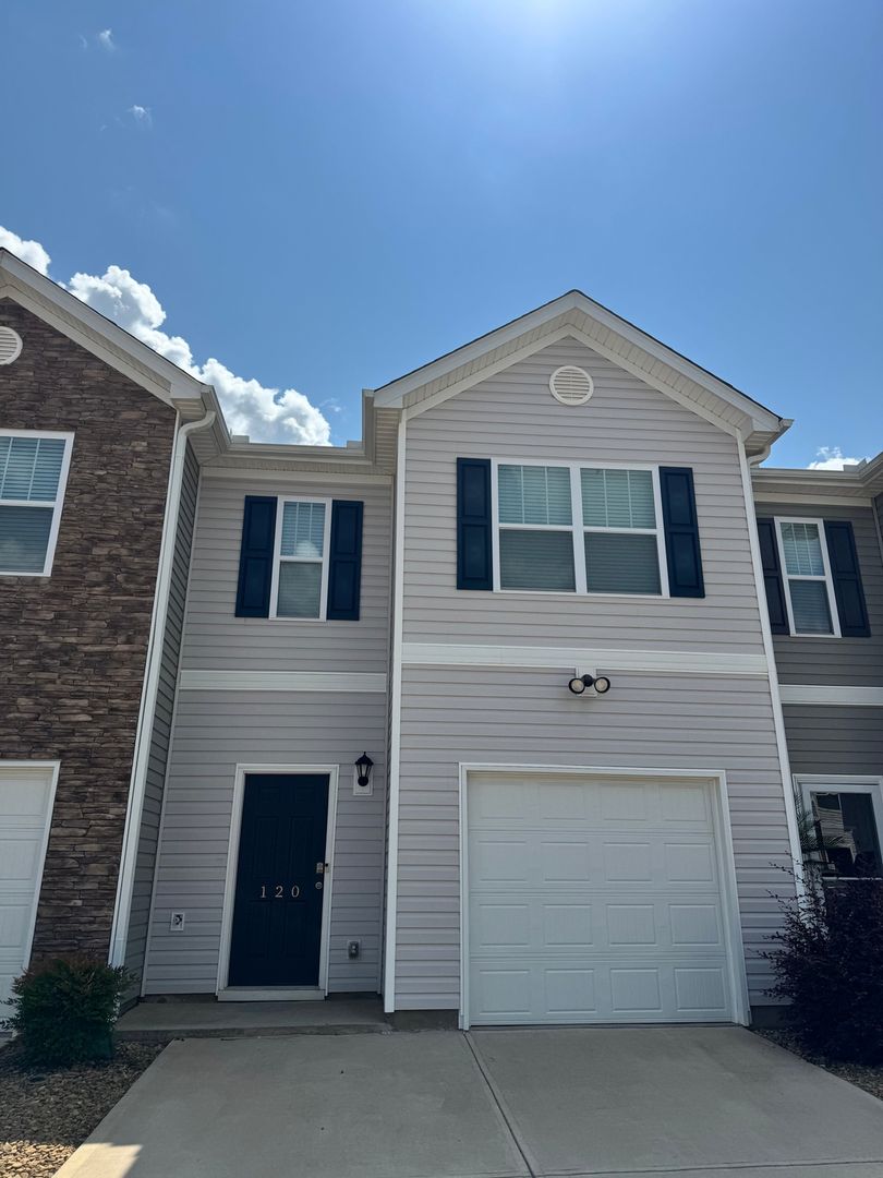 Greer Townhome: 120 Sunriff Ct