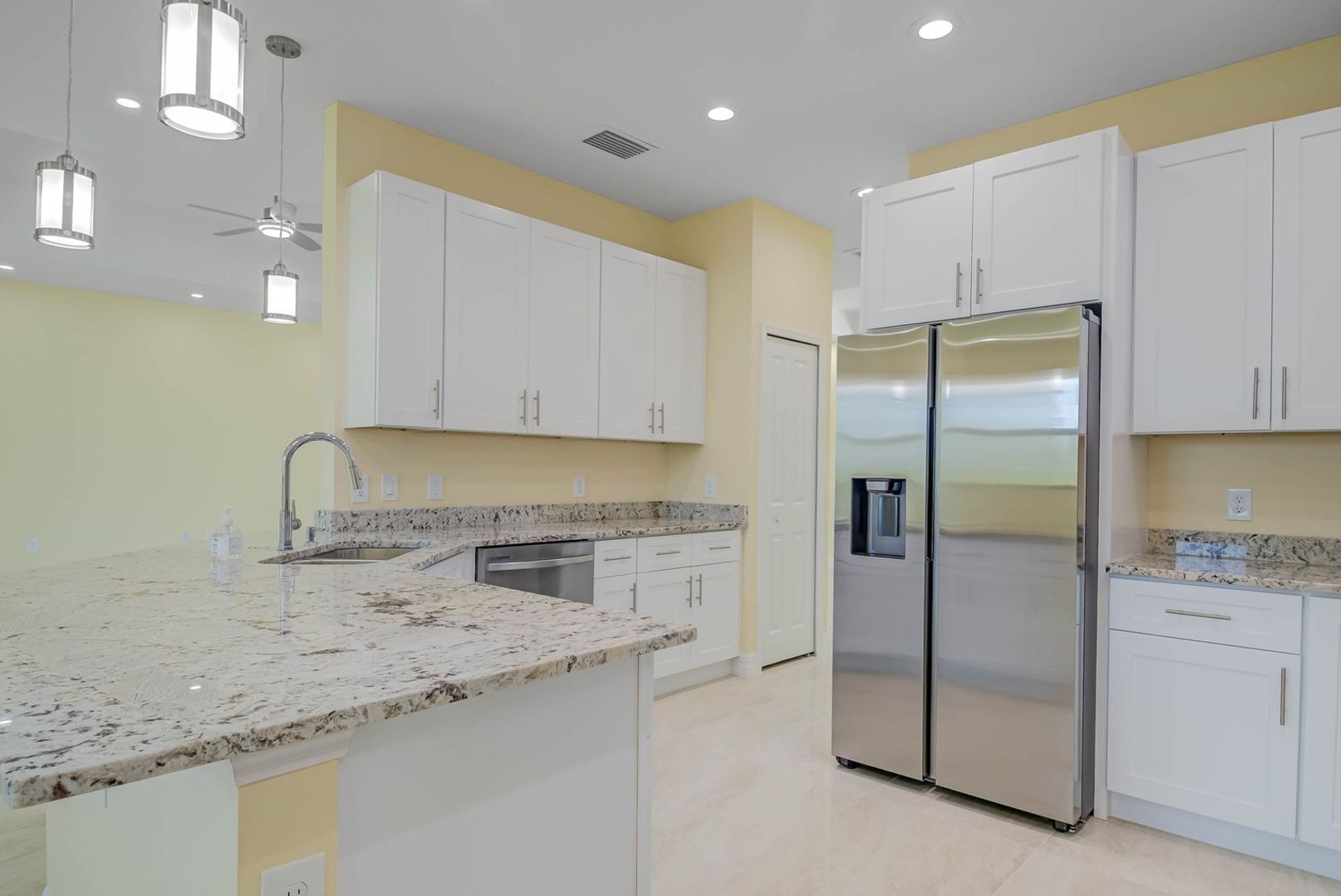 Lehigh Acres House: 637 Cardinal St E