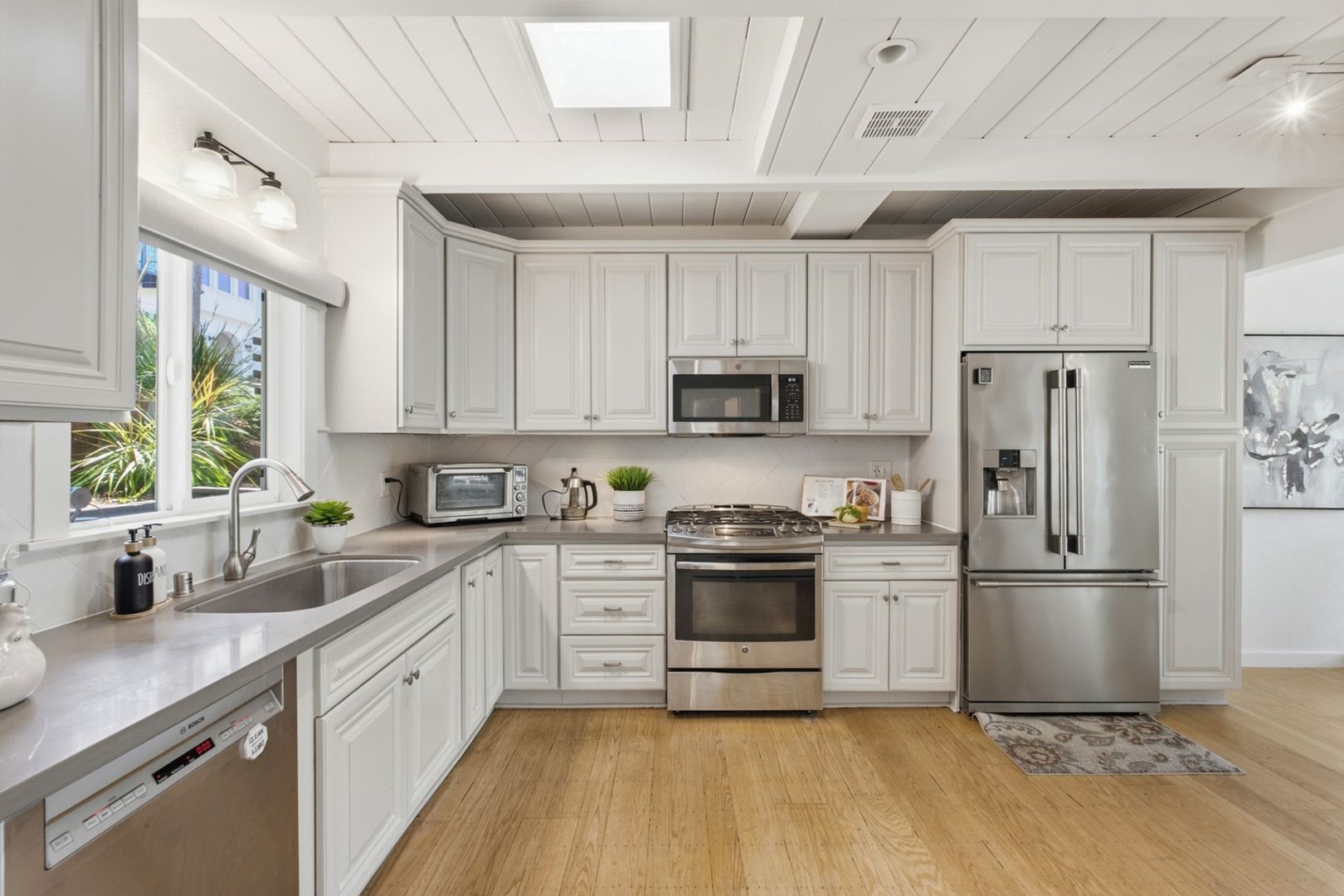Oakland House: 2323 Mastlands Dr
