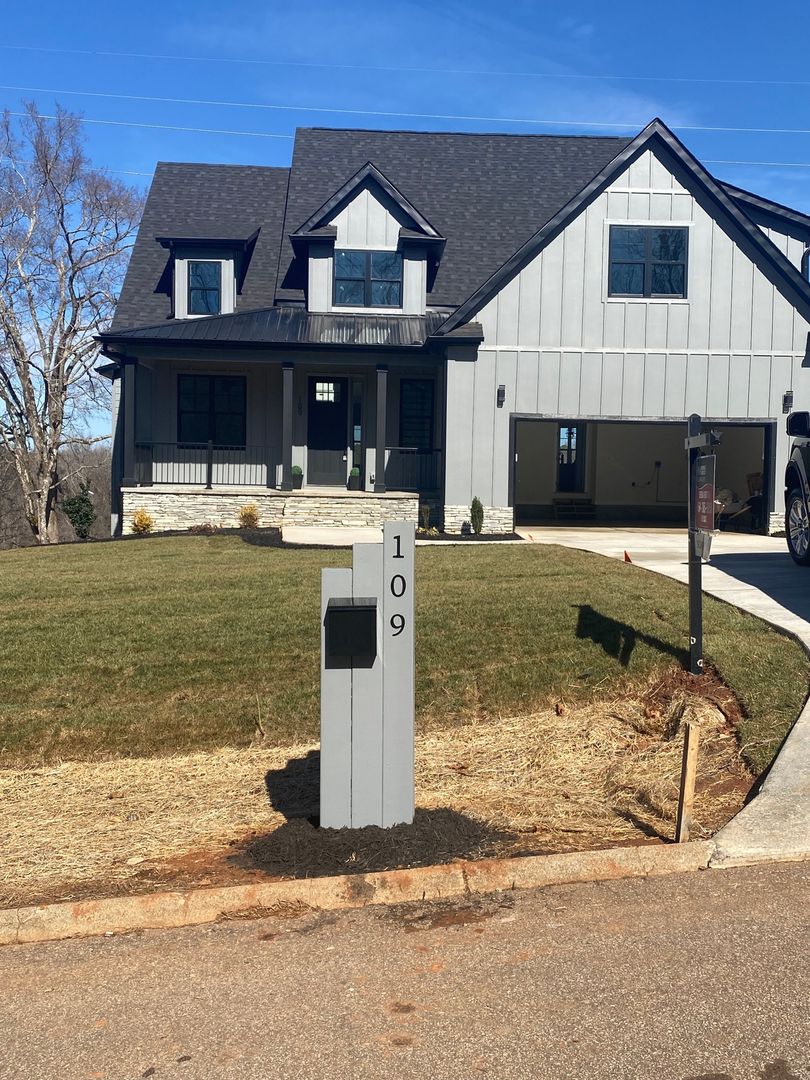 Easley House: 109 Horseshoe Bend Rd