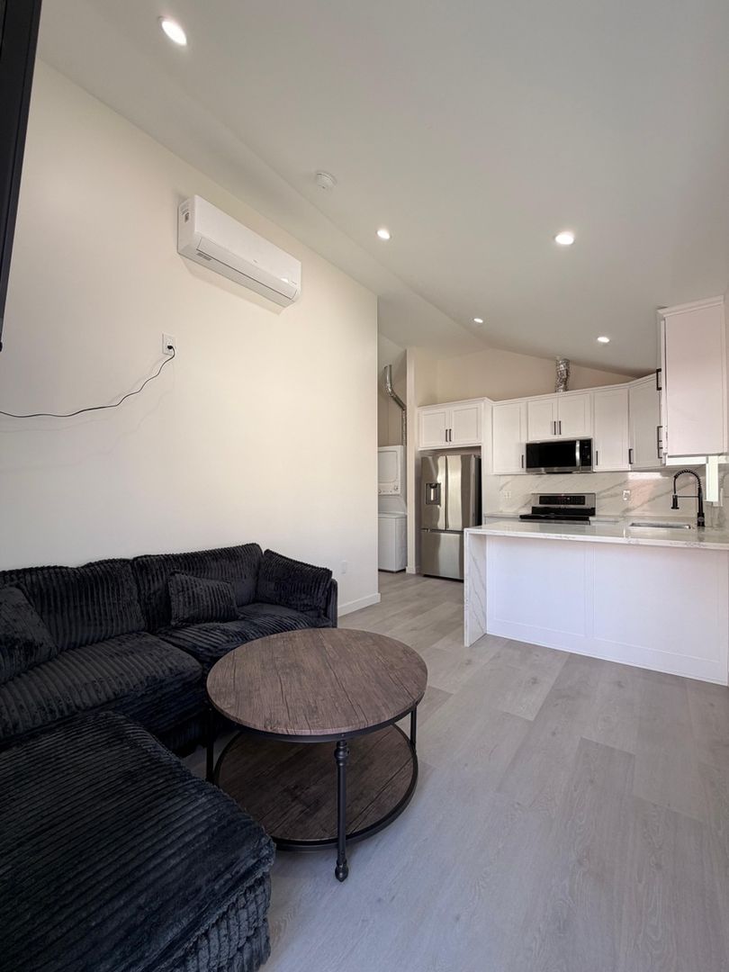 Glendale House: 720 Geneva St