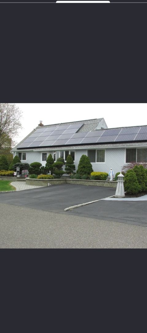 Lindenhurst House: 215 Albany Ave