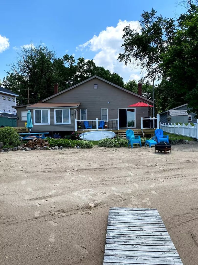 Niles House: 2595 Lake Shore Dr