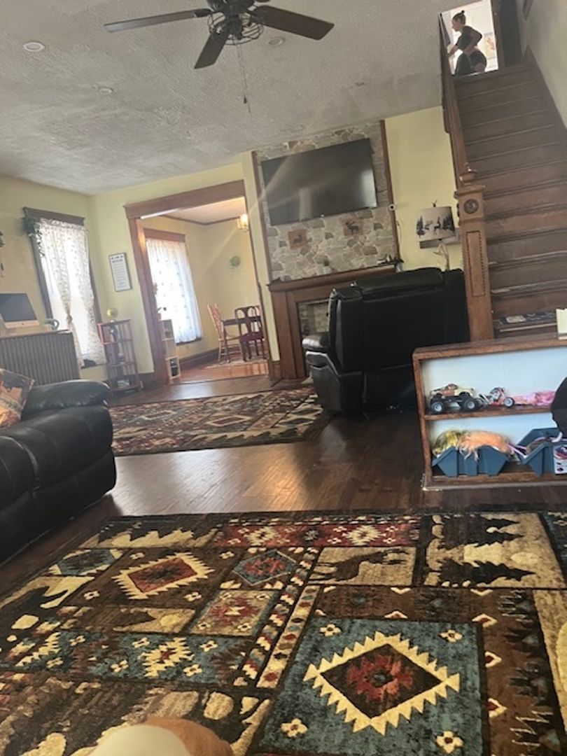 Du Bois House: 121 E Scribner Ave