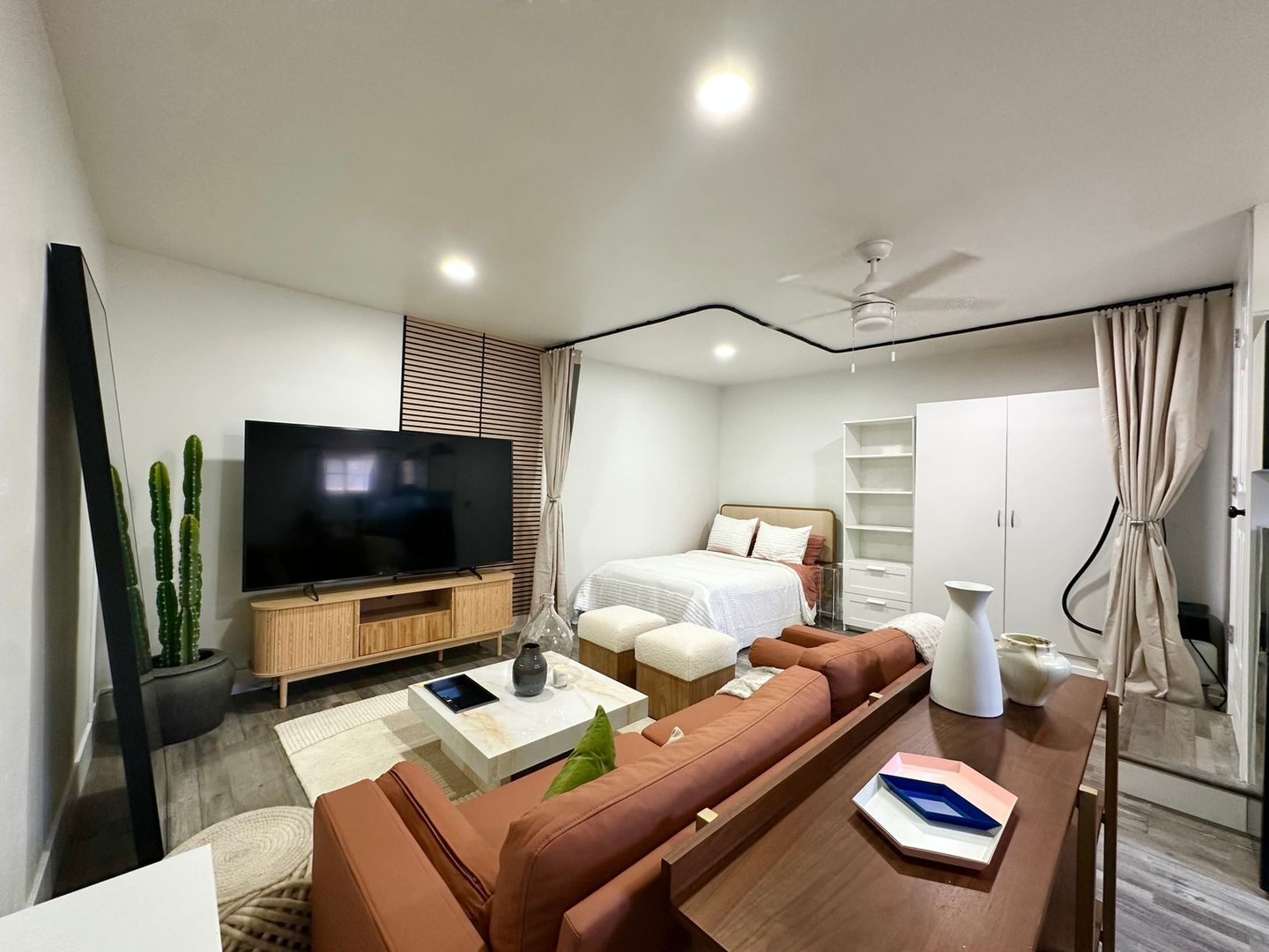 Reseda House: 7547 Garden Grove Ave