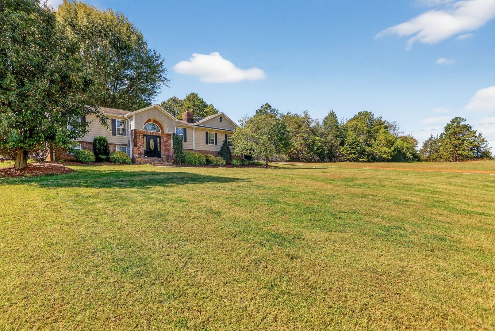 Shelby's Best: Large 4BR Home in Quiet Lake-Adjacent Community