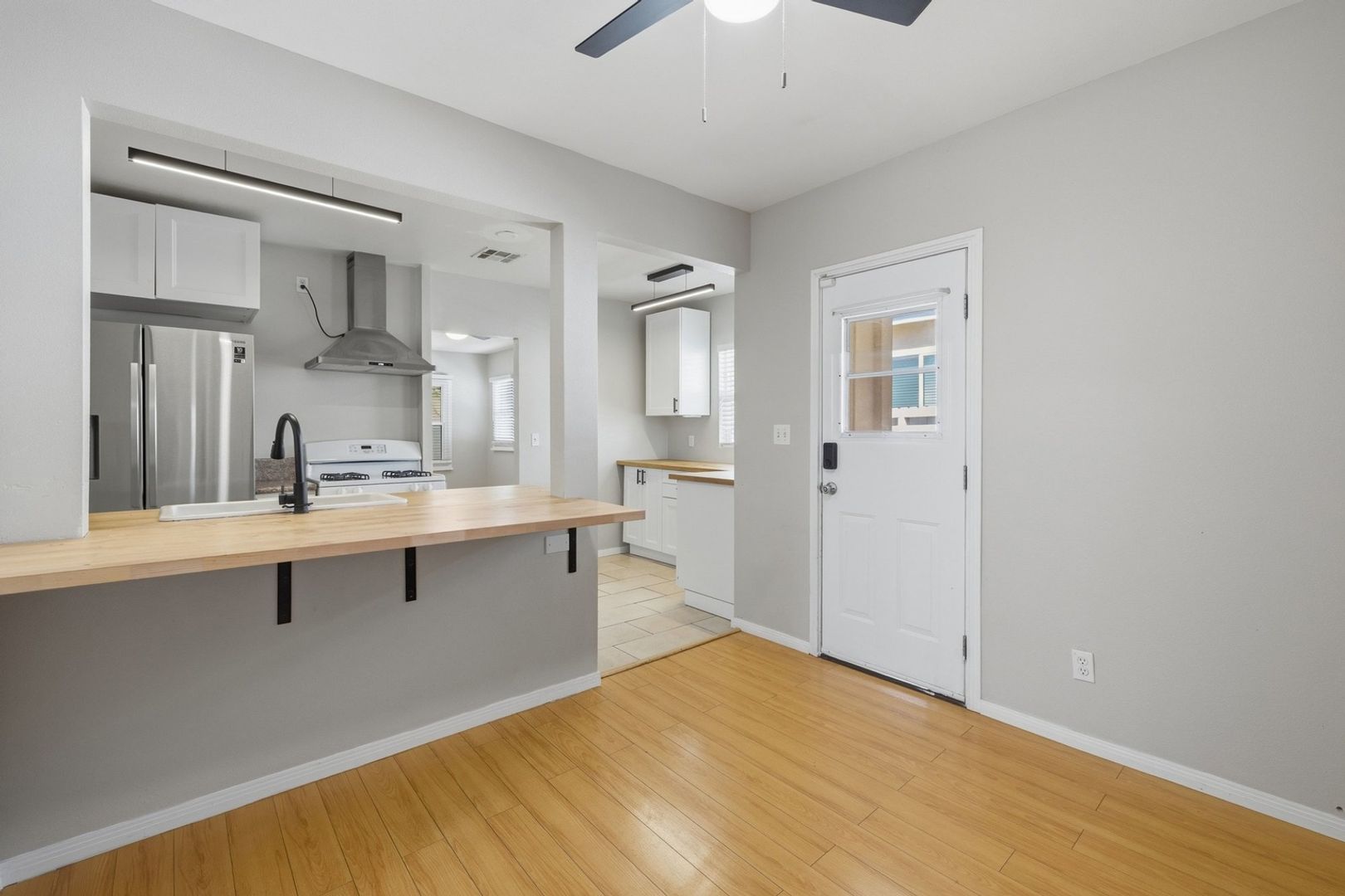 Sunland House: 10412 Eldora Ave