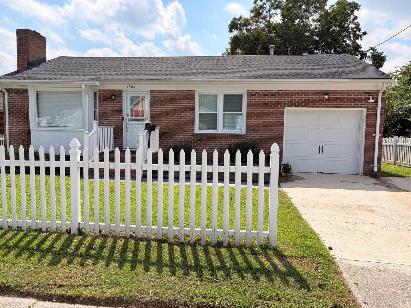 Hampton House: 1207 Quash St
