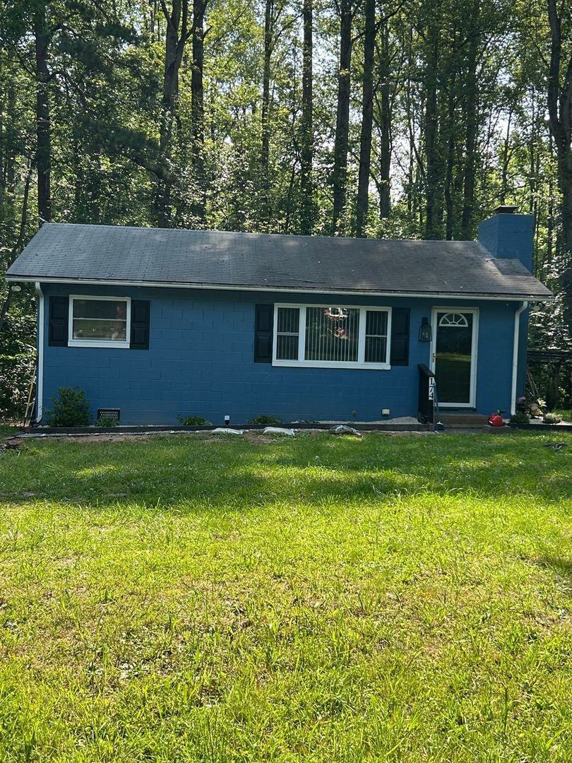 Louisa House: 174 Pine Rd