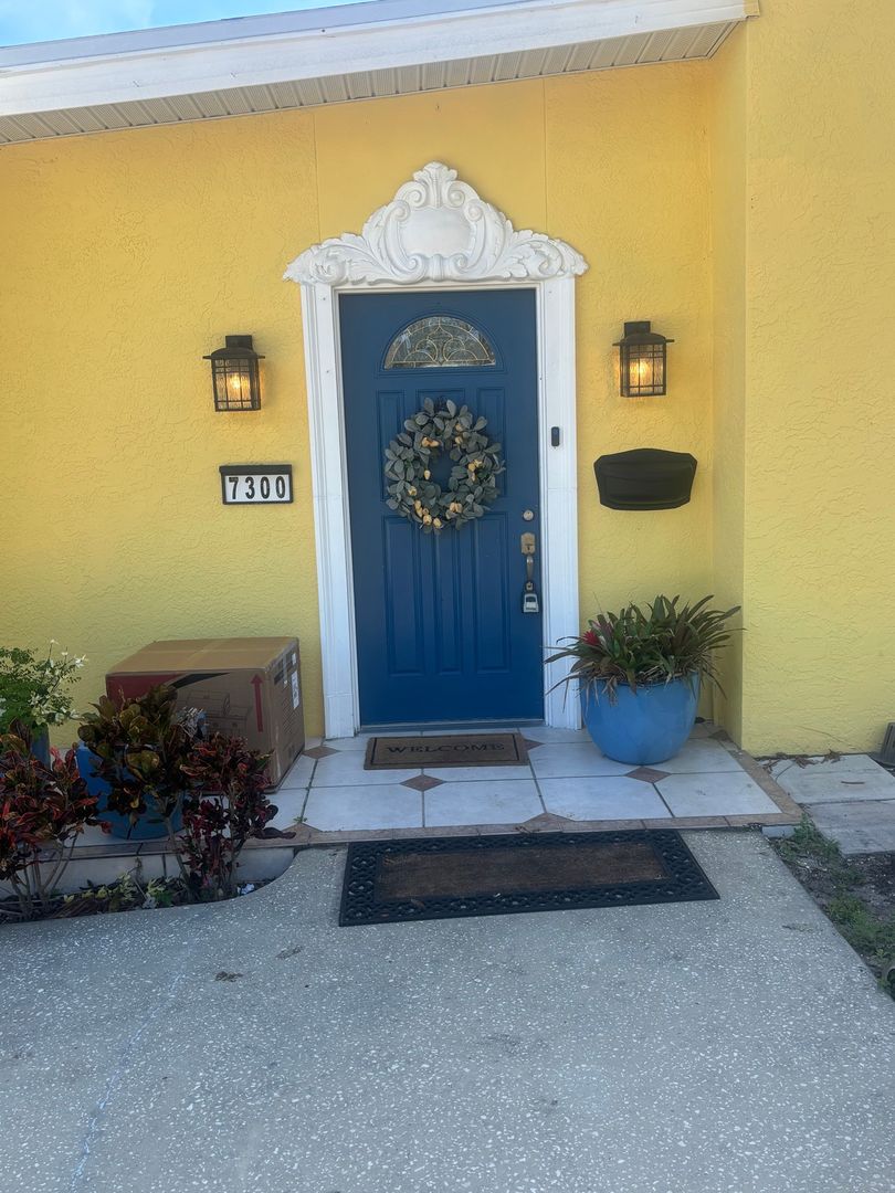 Saint Petersburg House: 7300 11th Ave N