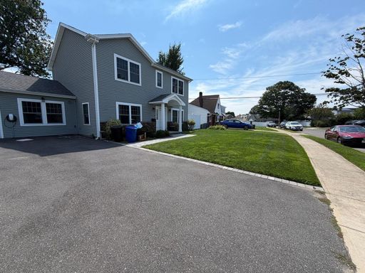 Spacious 4BR House in Levittown – photo 1