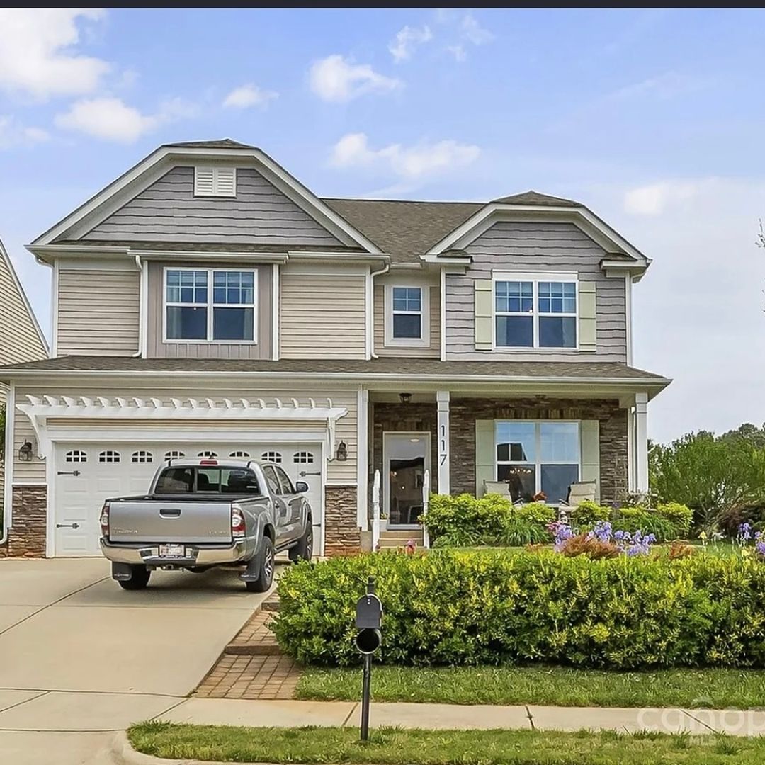 Statesville House: 117 E Heart Pine Ln
