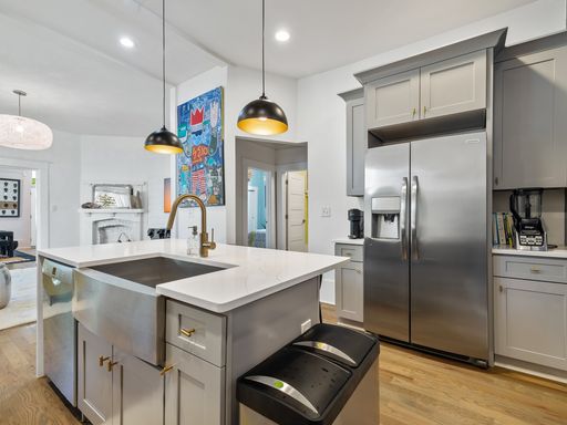 Newly renovated & furnished 3 BR in West End – photo 1