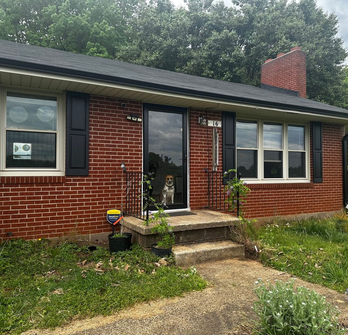 Ridgeway House: 16 Wagon Trl Rd