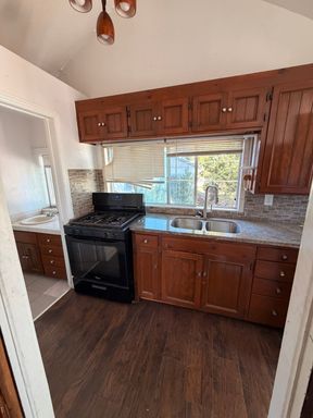 Charming 1BR Duplex in Sacramento – photo 1