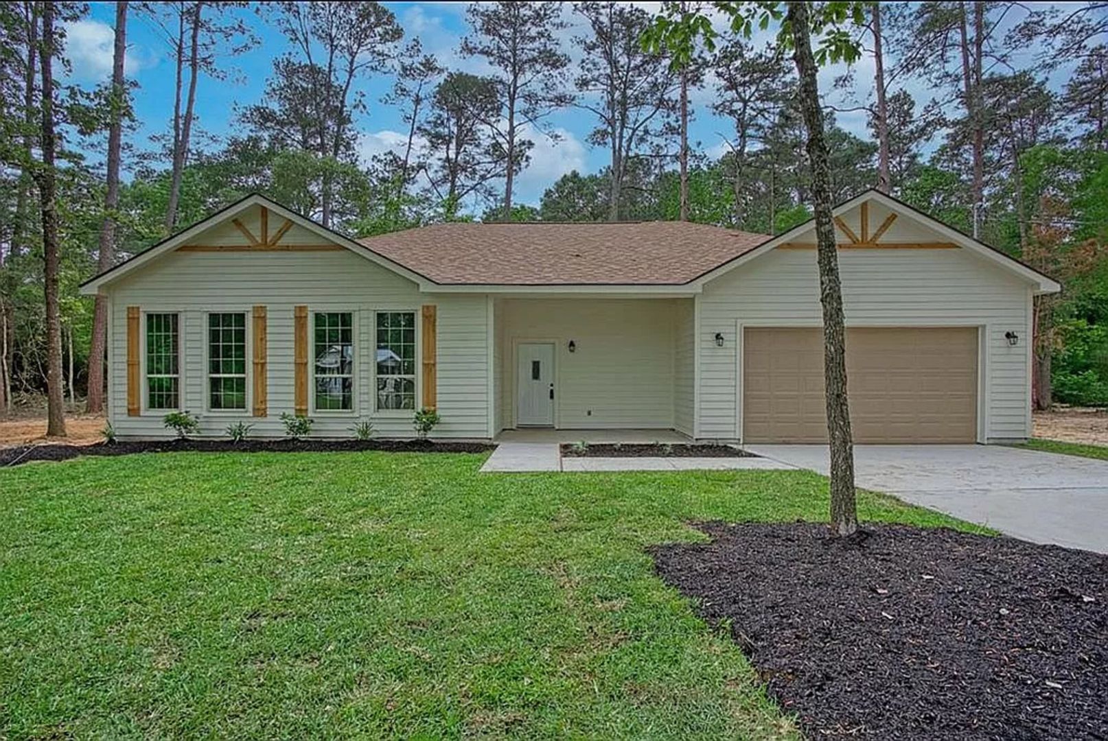 Plantersville House: 17324 E Hollyhill Dr