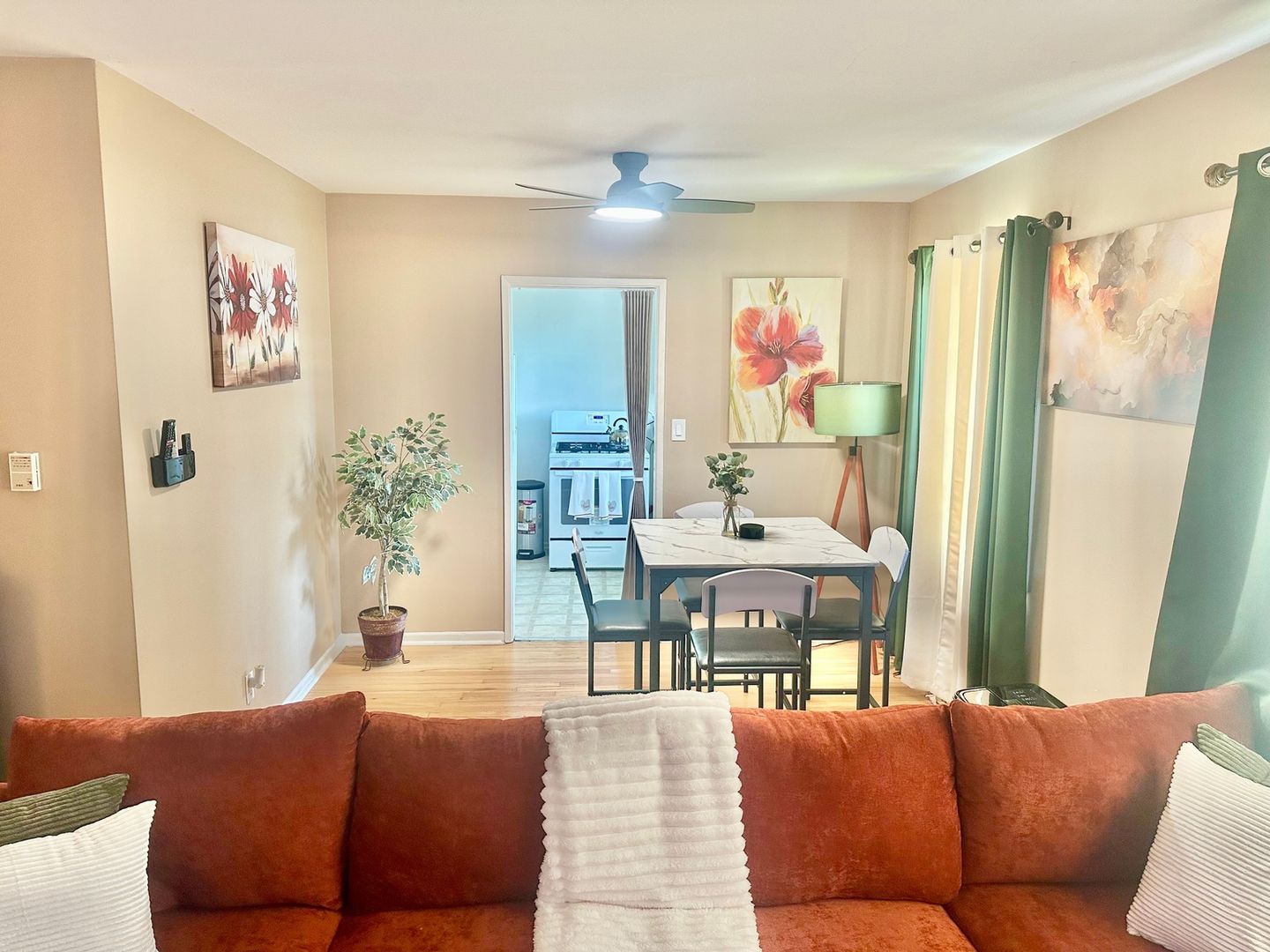 Los Angeles Townhome: 4142 Buckingham Rd