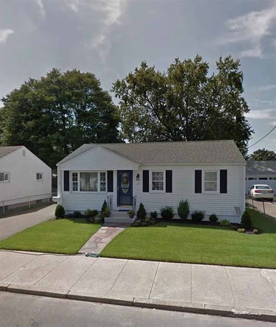 Pawtucket House: 29 Dean St