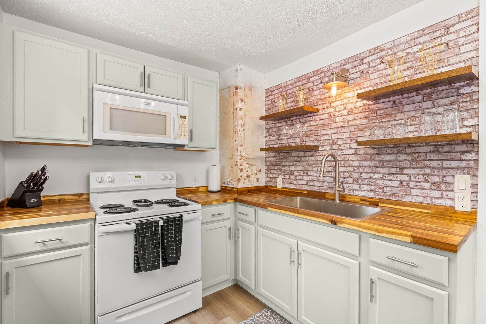 Durham Townhome: 206 E Geer St