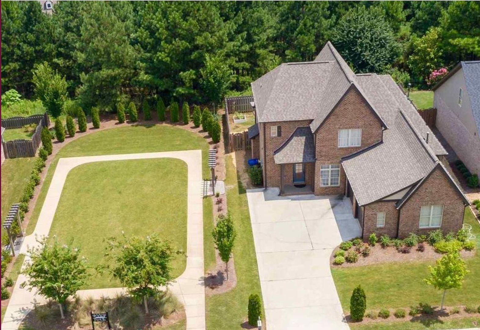 Hoover House: 5211 Park Side Cir