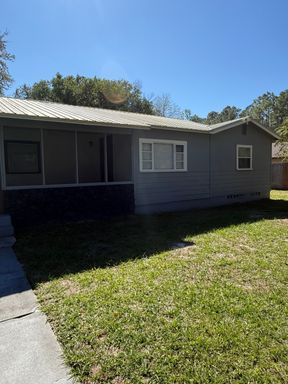Fully Furnished Charming 2BR Duplex in Deland – photo 1