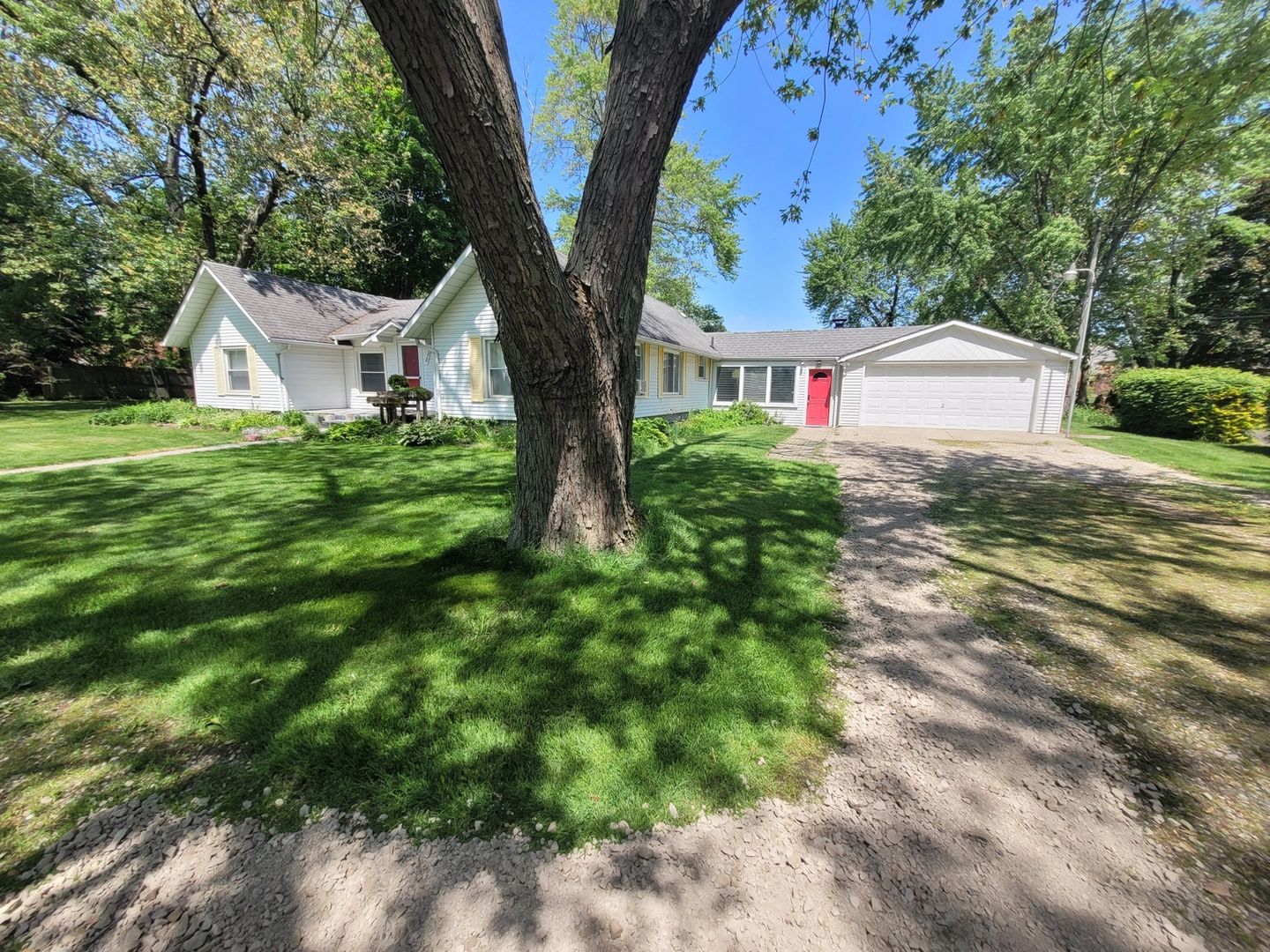 Troy House: 370 W Sq Lake Rd