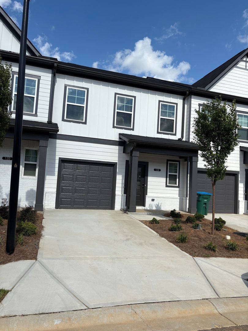 Adairsville House: 128 Lauren St