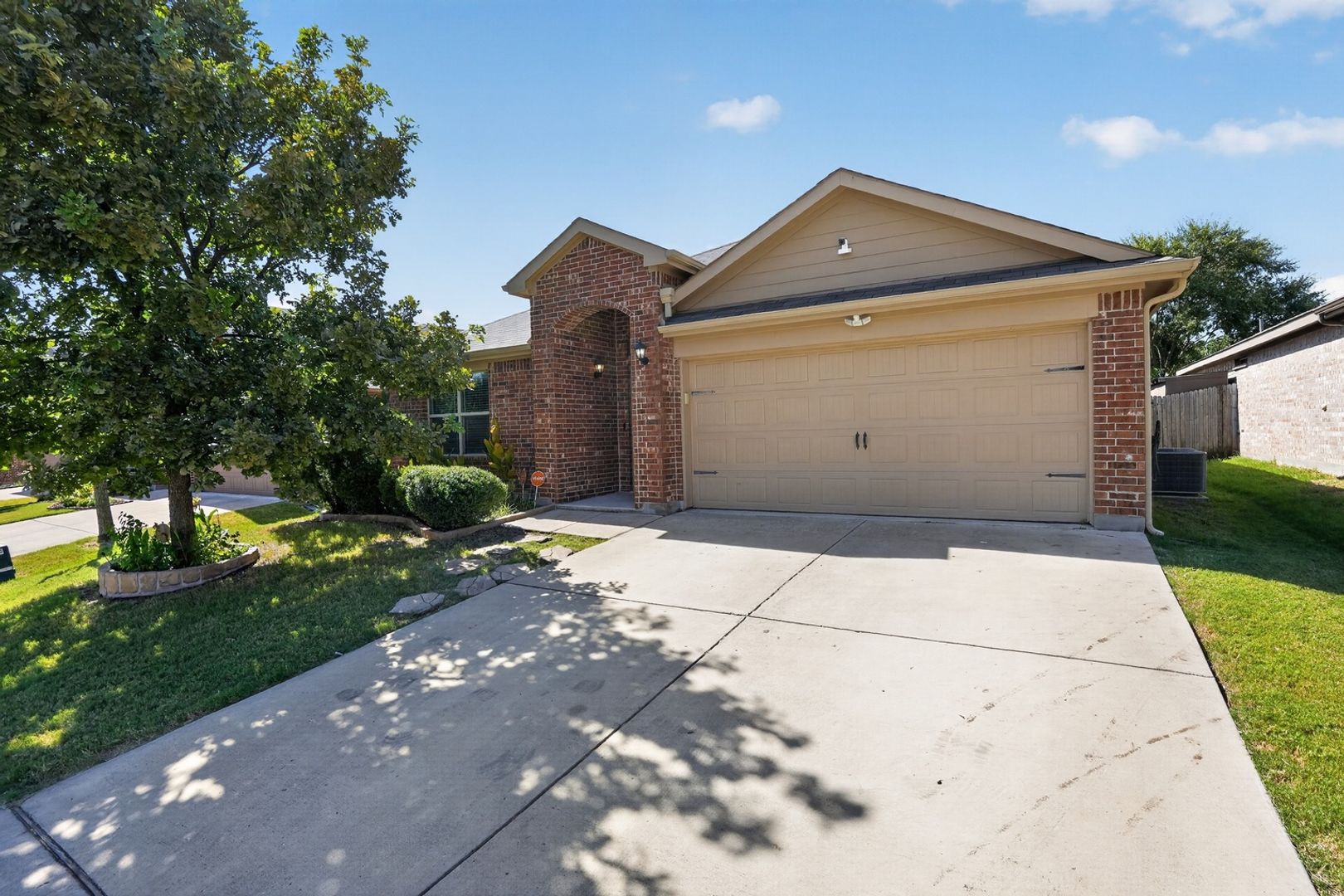 Azle House: 633 River Rock Dr