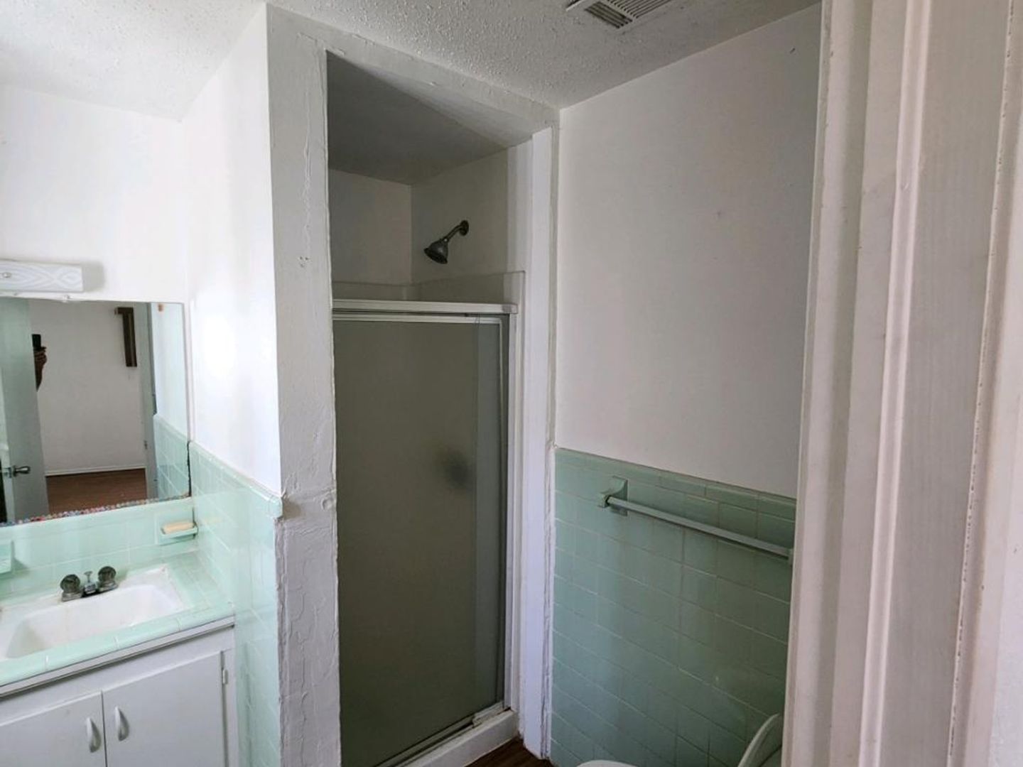 Henderson House: 208 Southview Dr