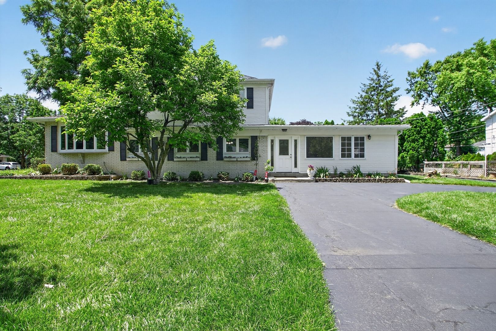 Mount Prospect House: 1702 N Beech Rd
