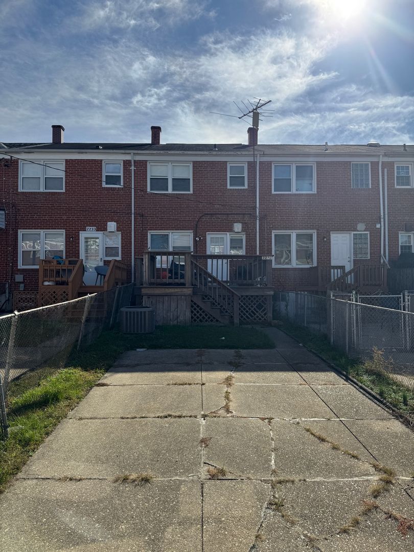 Middle River Townhome: 2231 Graythorn Rd