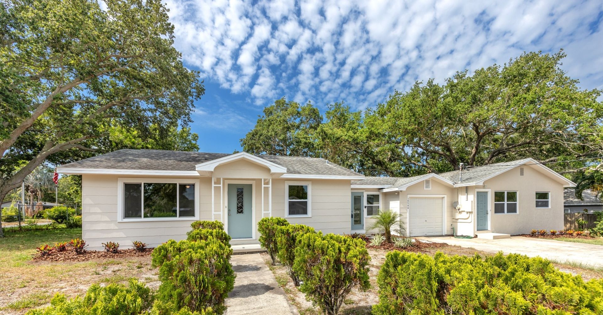 Largo House: 14744 Sunset Dr