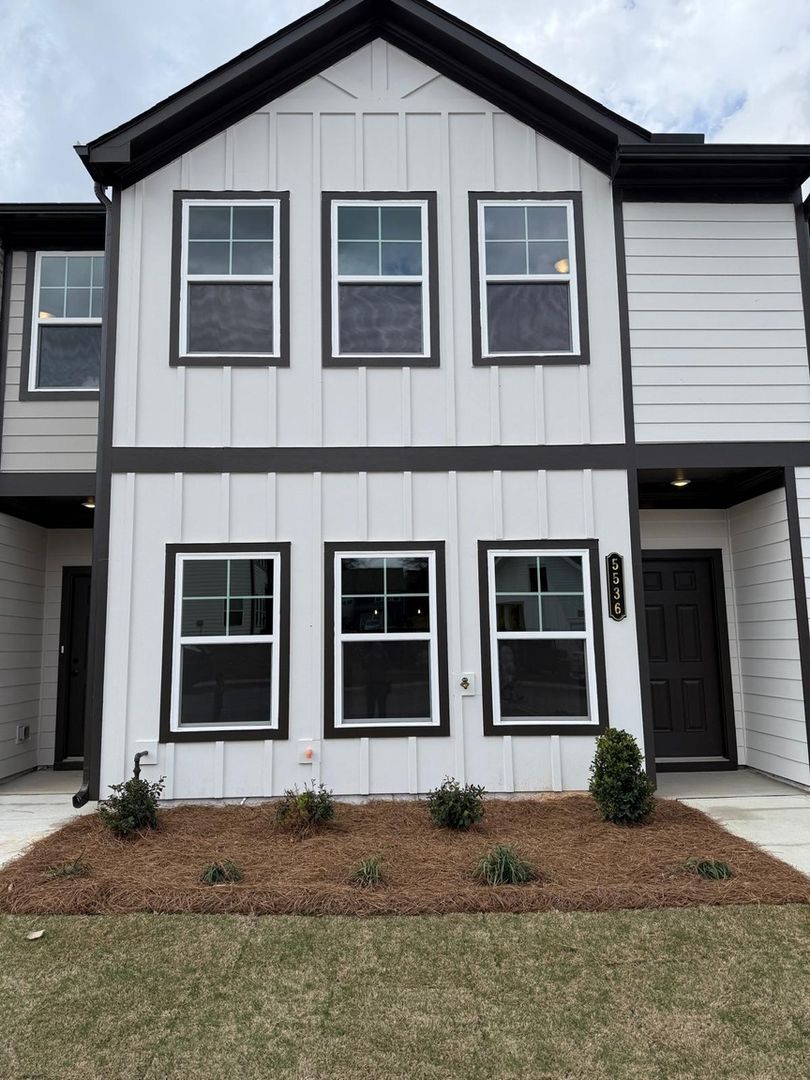 Douglasville Townhome: 5536 Highland St