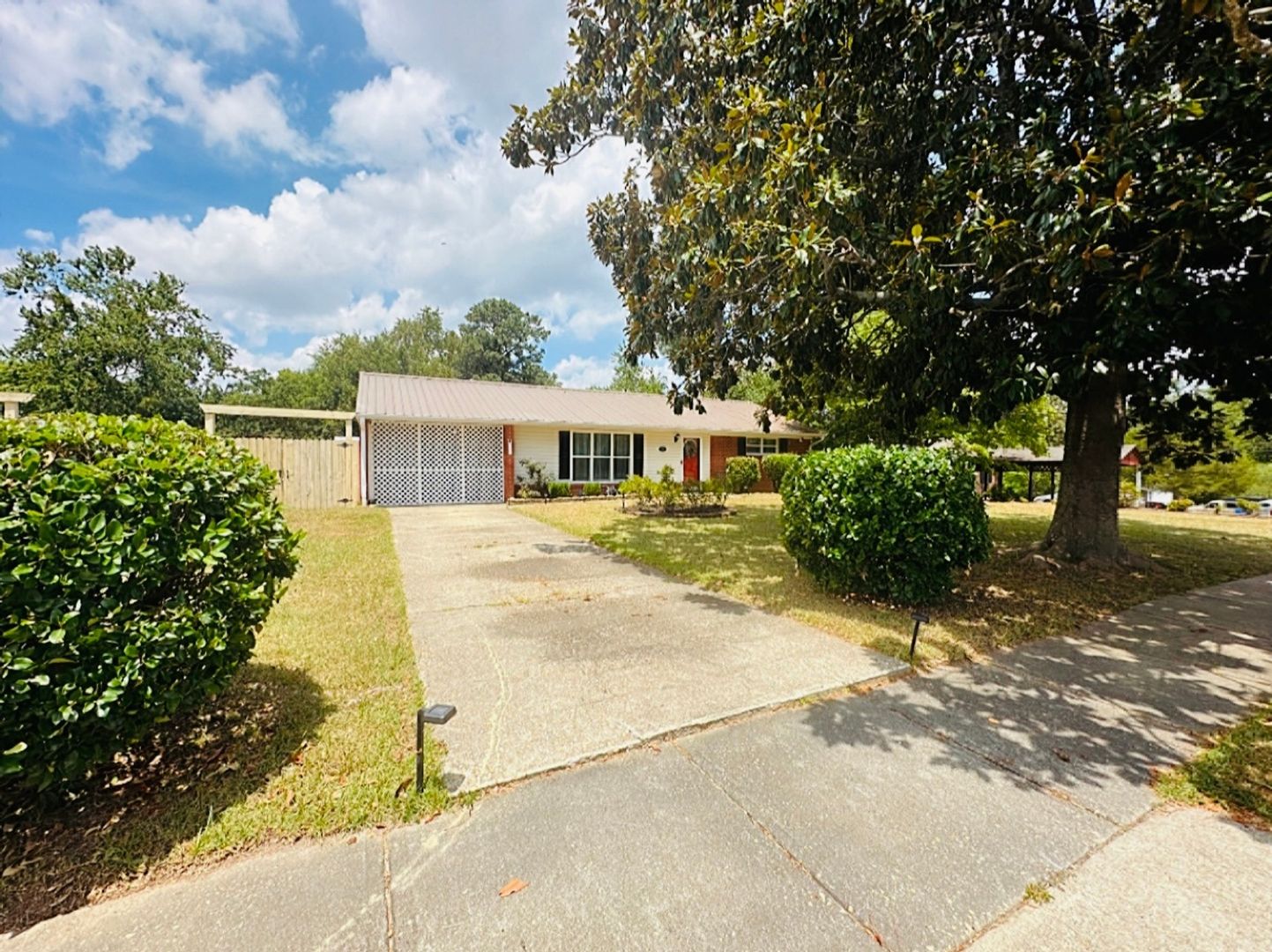 Fayetteville House: 924 Stoneykirk Dr
