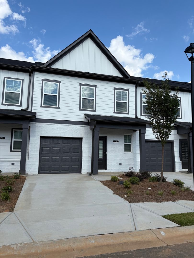 Adairsville House: 130 Lauren St