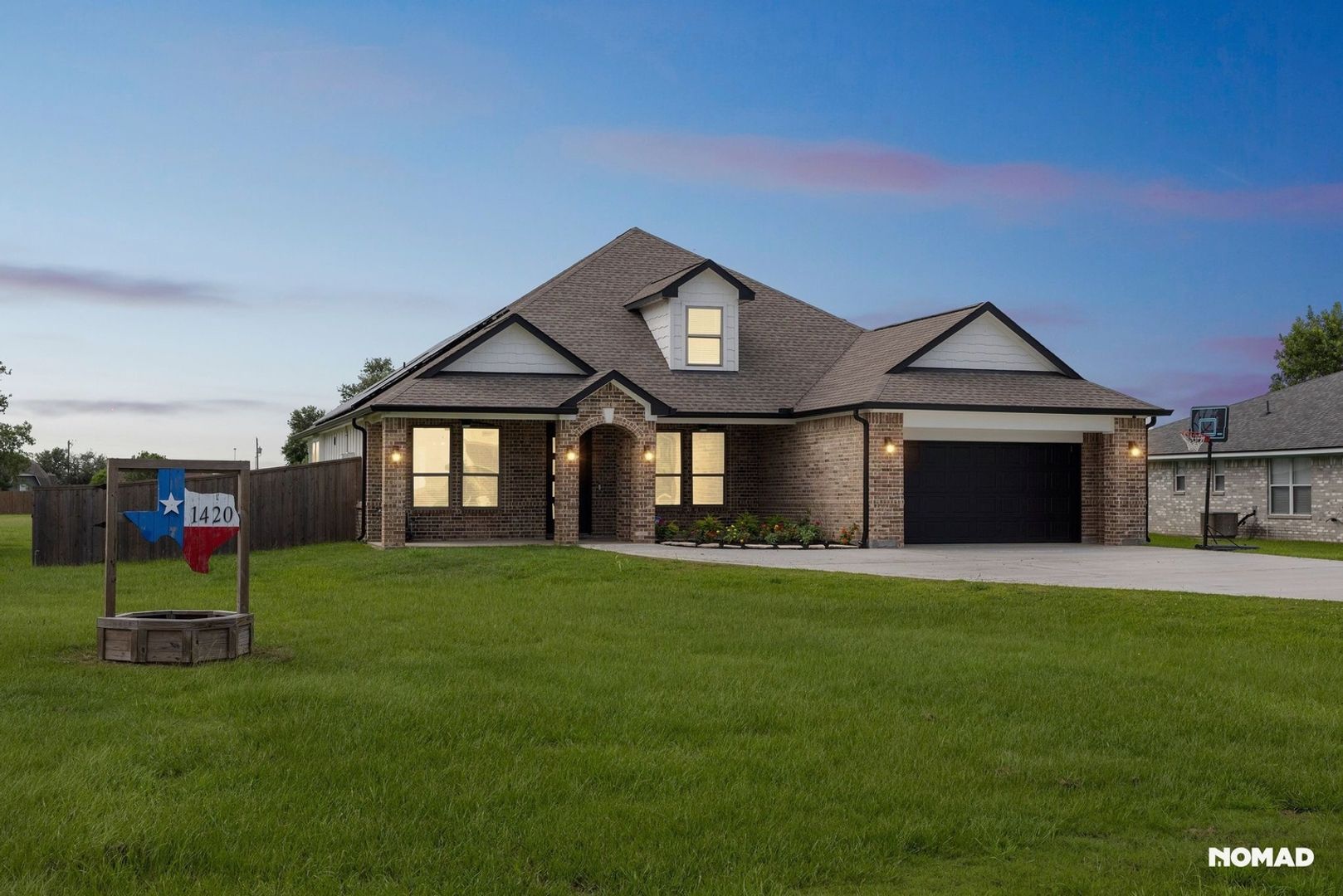 Angleton House: 1420 Palomino Trl