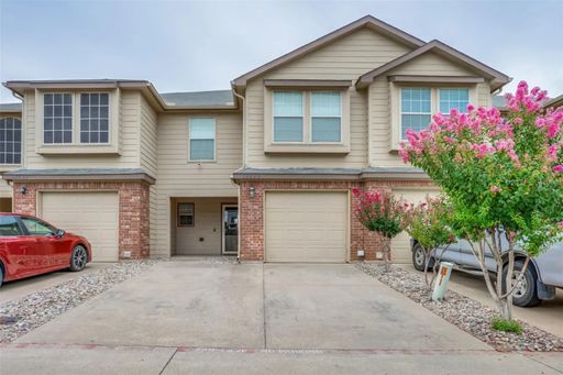 Spacious 4BR 2.5 Bath TownHouse in Euless – photo 1