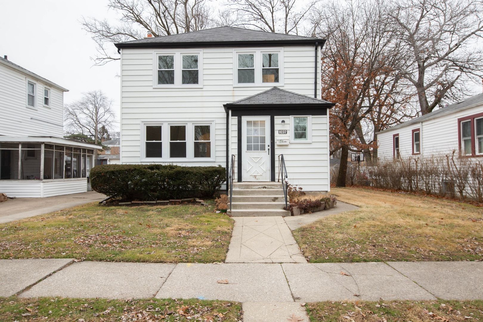 Evergreen Park House: 9237 S Utica Ave