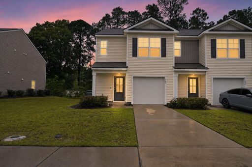Spacious & Stylish 3BD/2.5BA Townhome in Bloomingdale