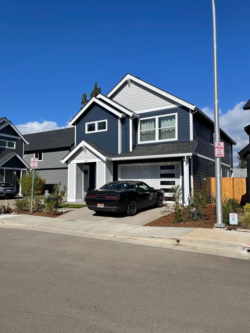 Hillsboro House: 624 Nw Adams Ave