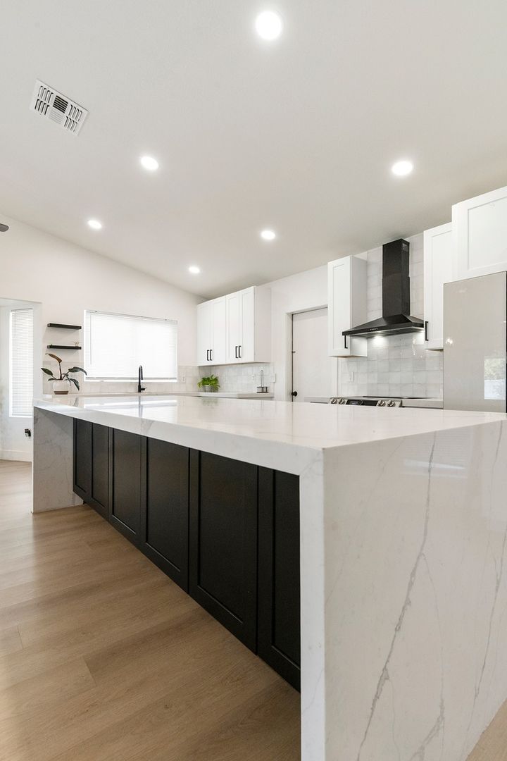 Gilbert House: 351 W Amoroso Dr