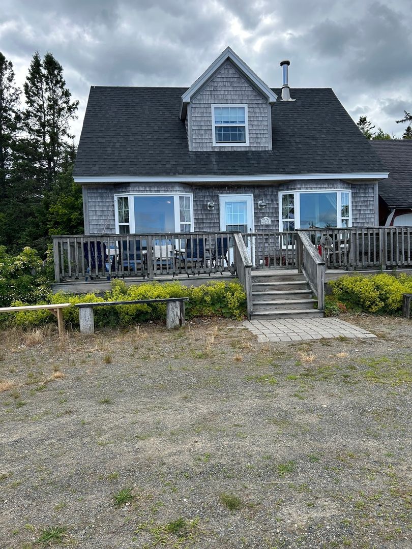 Lubec House: 423 S Lubec Rd