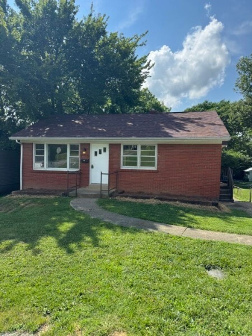 Elizabethtown House: 604 N Mantle Ave