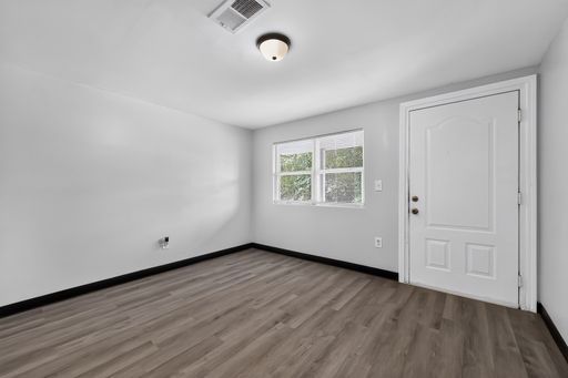 Charming 2-Bedroom End Unit Just 1 Mile from Mercer University – photo 1