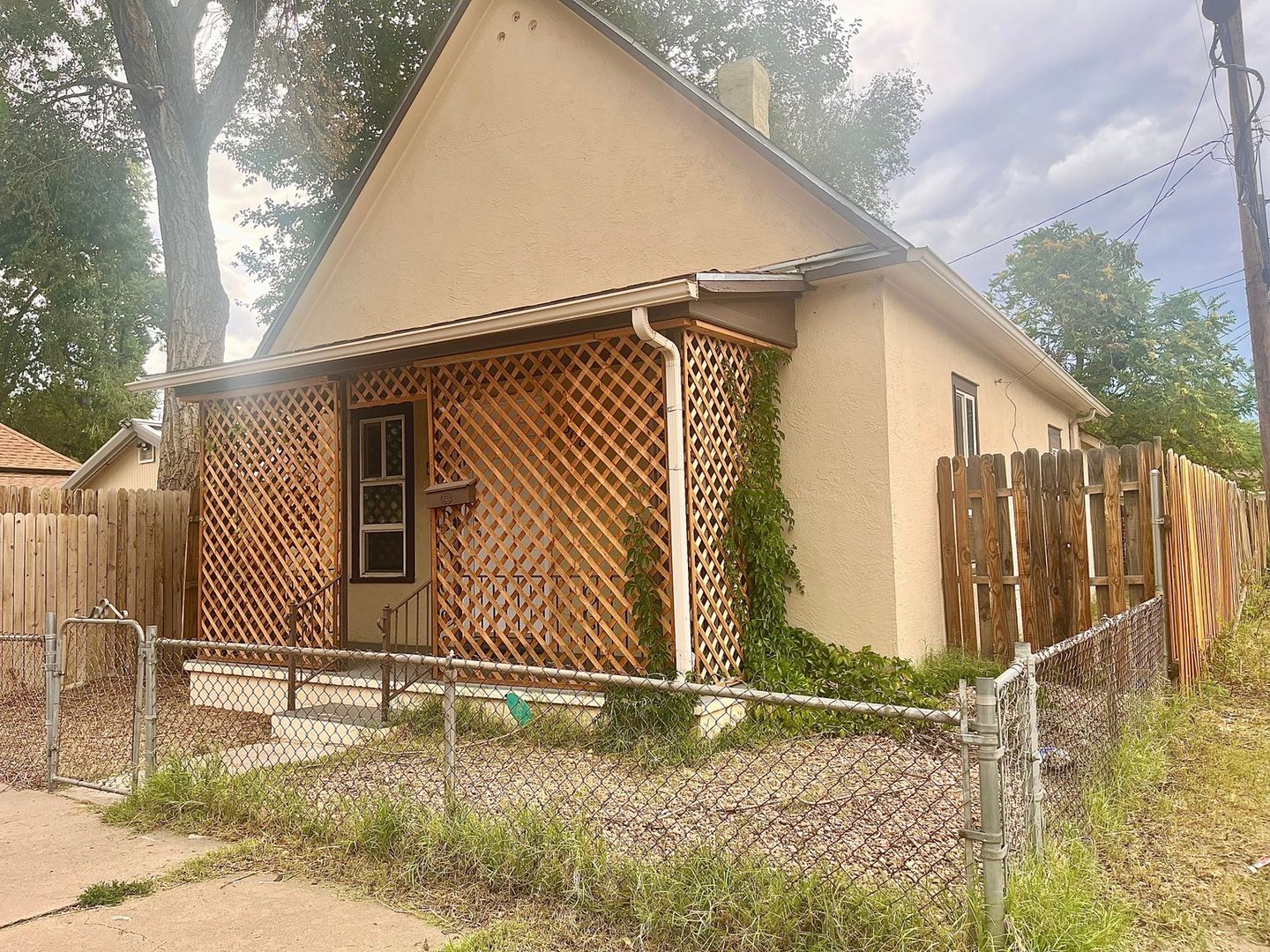 Pueblo House: 509 Division Ave