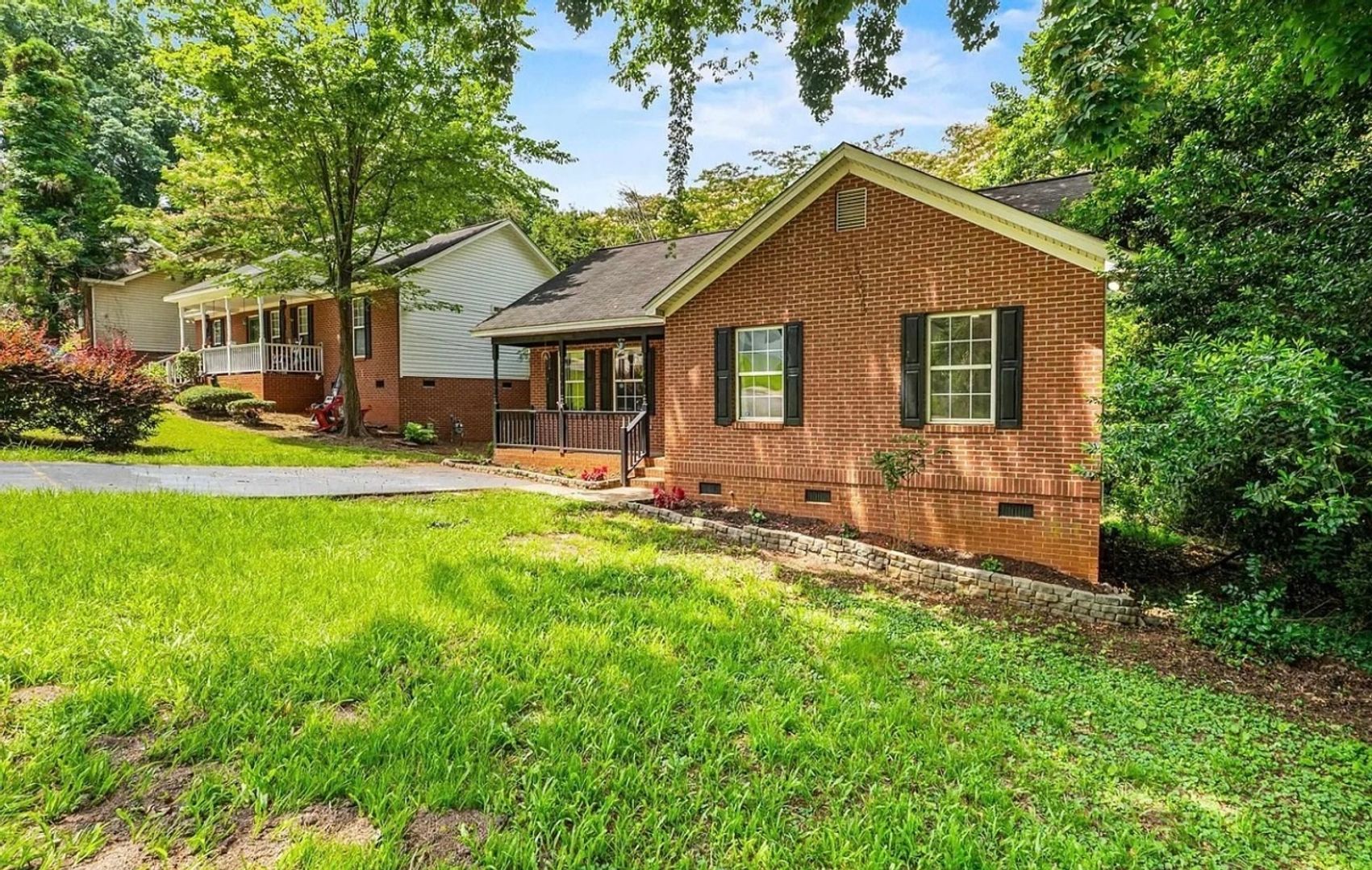 Columbia House: 4223 Woodridge Dr