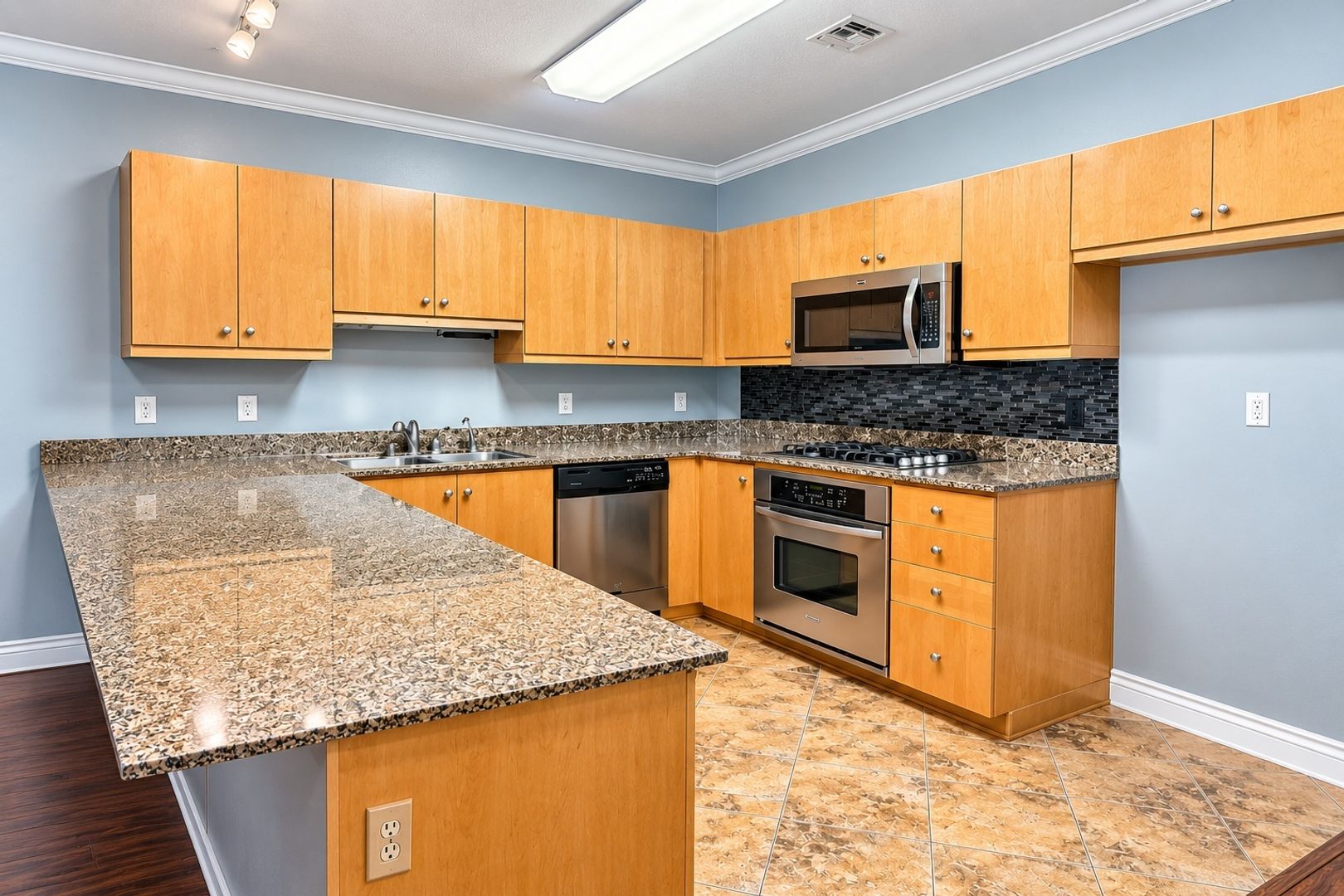 Anaheim Townhome: 435 W Center St Promenade