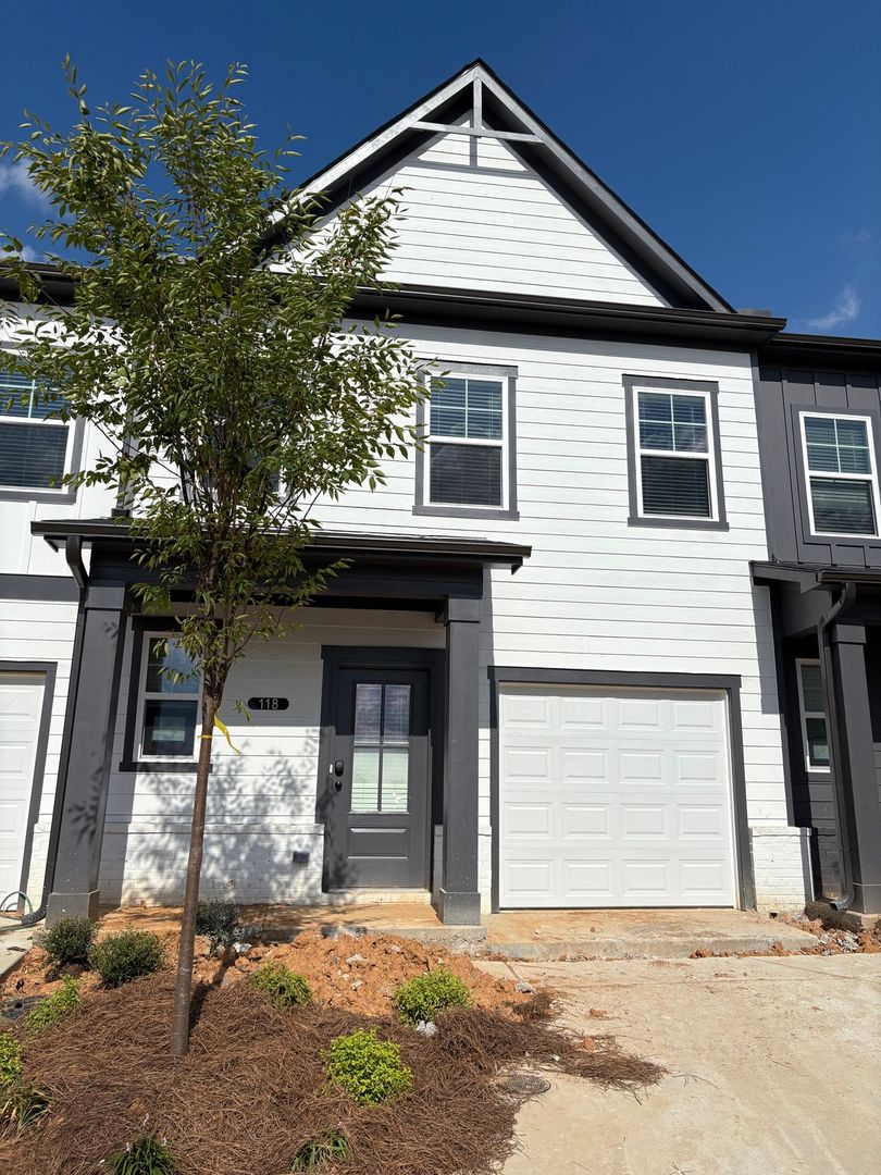 Adairsville House: 118 Lauren St